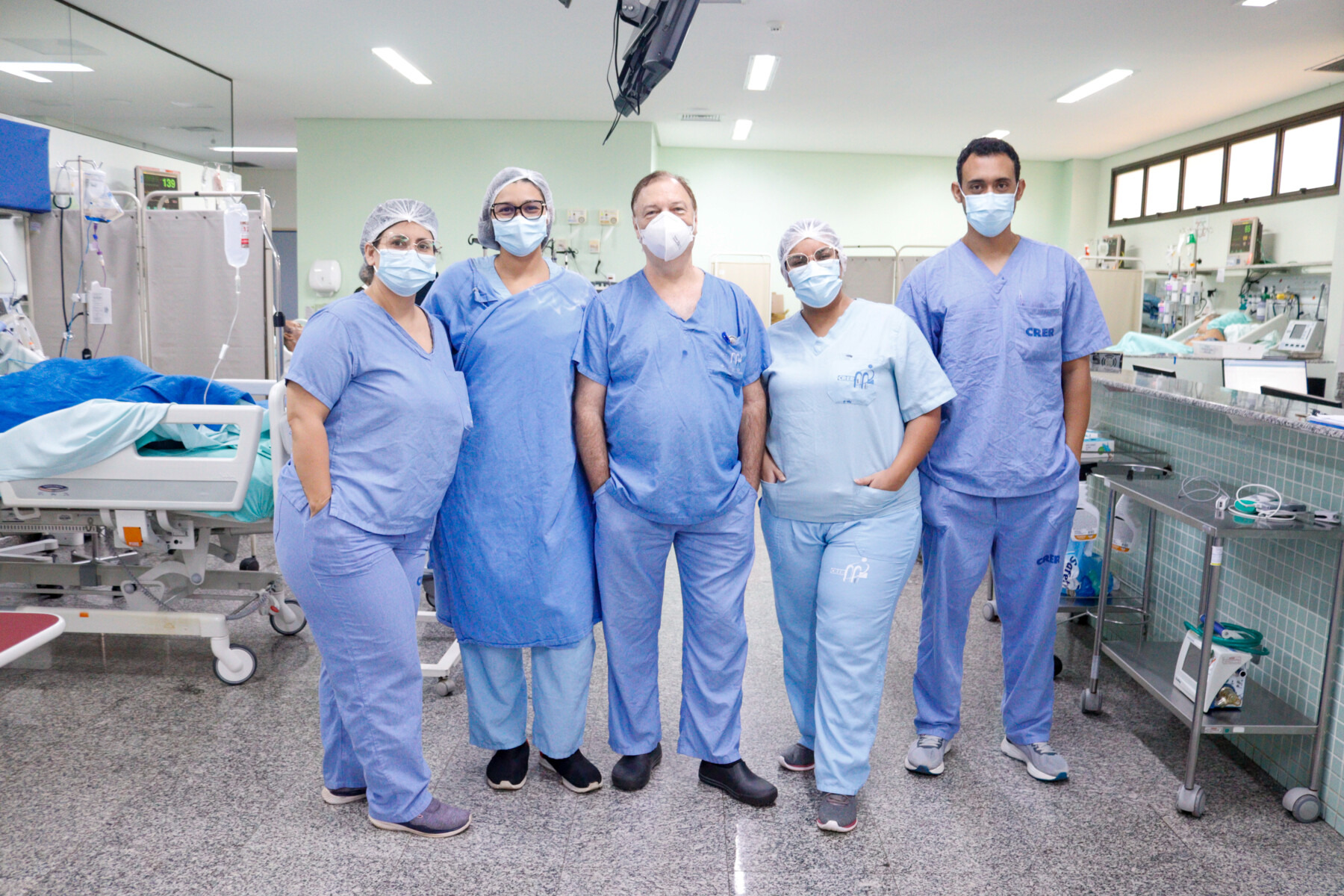 Equipe médica e de enfermagem da UTI do Crer.jpg